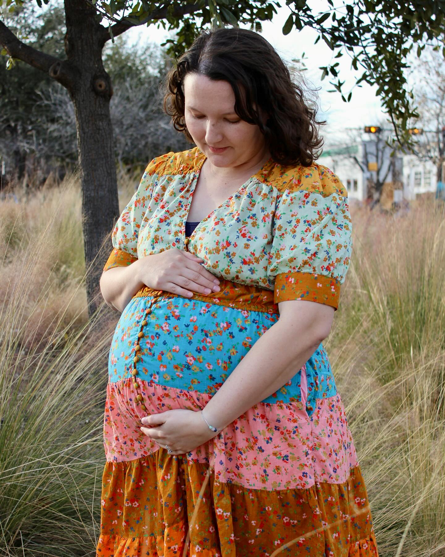 Maternity photo in rainbow dress